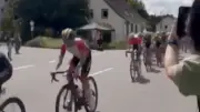 Idosa em scooter invade corrida e derruba ciclistas na Alemanha