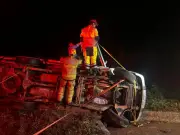 Idoso fica retido em caminhonete tombada na BR-251 em Montes Claros