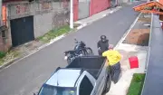 Idoso tem celular e aliança roubados por assaltante de moto em Campinas
