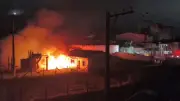 Incêndio atinge fábrica de papel em Aparecida, SP; bombeiros controlam chamas