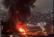 Incêndio de grandes proporções atinge galpão em Guarulhos