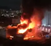 Incêndio de grandes proporções destrói galpão de autopeças na Lapa