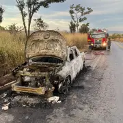 Incêndio destrói carro na BR-365 em Buritizeiro; motorista ileso