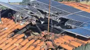 Incêndio destrói parte de casa após placa solar pegar fogo em Uberlândia