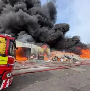 Incêndio destrói usina de reciclagem e consome 450 toneladas de papelão na Inglaterra