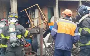 Incêndio em casa com recicláveis em Botucatu deixa imóvel danificado