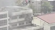 Incêndio em escola no Japão deixa crianças em parapeito
