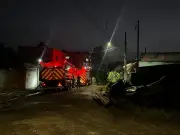 Incêndio em galpão de ração interdita quatro casas em Suzano