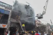 Incêndio em Lucknow mata 15 adolescentes; prédio era irregular