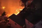 Incêndio em Paraisópolis destrói ao menos dez moradias em SP