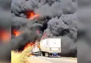 Incêndio na BR-153 após acidente entre caminhões em Crixás do Tocantins