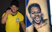 Influenciador tatu rosto de Endrick e simula assinatura do jogador