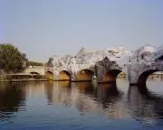 Instalação com tecido cria montanha ilusória na ponte mais antiga de Paris