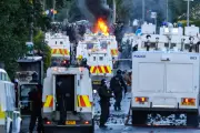 Irlanda do Norte: segunda noite de distúrbios anti-imigração deixa 12 policiais feridos