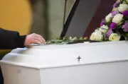 Irmãos donos de funerária presos após 24 corpos em decomposição nos EUA