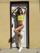Izabel Goulart torce pelo Brasil com look verde e amarelo
