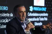Jair Ribeiro defende priorizar currículo básico e IA na educação