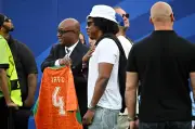 Jay-Z ganha camisa da Costa do Marfim em jogo contra Equador
