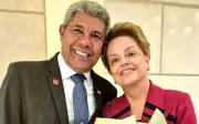 Jerônimo Rodrigues condecora Dilma Rousseff com maior honraria da Bahia