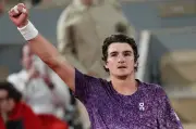 João Fonseca enfrenta Mensik nas quartas de Roland Garros