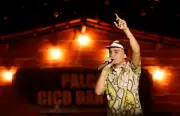 João Gomes canta 'Frevo Mulher' em drilha gratuita no Centro do Recife