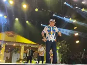 João Gomes leva multidão e filho ao palco em arraial no Recife