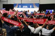 Jornalistas na Copa fazem ato por repórter preso na Argélia