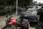 Jovem é baleado em assalto em Pinheiros; moradores protestam contra violência