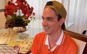 Jovem completa álbum da Copa em uma semana após herdar paixão do pai