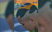Jovem de Araçatuba estampa bandeira do Brasil no cabelo para Copa