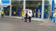 Jovem escapa por pouco de ser atingida por carro que invadiu loja em Santarém