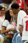 Jude Bellingham comemora vitória da Inglaterra com beijão na namorada