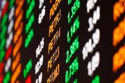 Juros sobem e estimam alta da Selic; dólar fecha em baixa