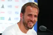 Kane celebra melhor temporada antes da estreia na Copa 2026