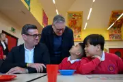 Keir Starmer resiste à pressão e não renuncia, apesar de crise no governo