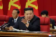 Kim Jong Un reafirma status nuclear da Coreia do Norte e culpa EUA por crises globais