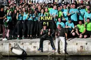 Kimi Antonelli comemora vitória em Mônaco com mergulho no mar