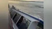 Lancha vira ao tentar alcançar balsa em movimento no Rio Amazonas