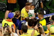 Leitura labial flagra Neymar mandando beijo para as filhas após jogo