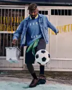 Levi's e Piet lançam collab com futebol, nostalgia e denim