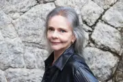 Livro 'Angela Ro Ro – Contos, canções, relatos & afins' reúne 41 textos inspirados na cantora