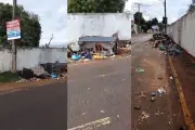 Lixo acumulado em frente a escola municipal em Campo Grande