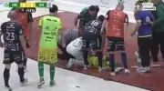 Lâmpada cai na cabeça de jogador durante partida do Catarinense de Futsal