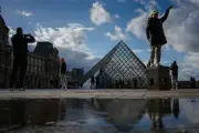 Louvre 'no limite' após roubo: diretor pede investimentos urgentes