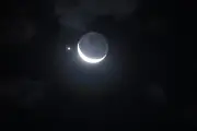 Lua e três planetas se alinham no céu; fenômeno se repete na quinta