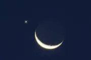 Lua e Vênus brilham juntos no céu de Cuiabá; fenômeno se repete