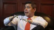 Luis Galarreta, vice de Keiko Fujimori, viraliza com prótese em gancho