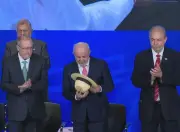 Lula aparece com voz rouca e curativo na cabeça no Rio