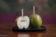 Maçã do amor recheada: receita viral com mousse de mascarpone