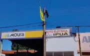 Macaco-bugio morre eletrocutado em rede elétrica em Ipuã (SP)